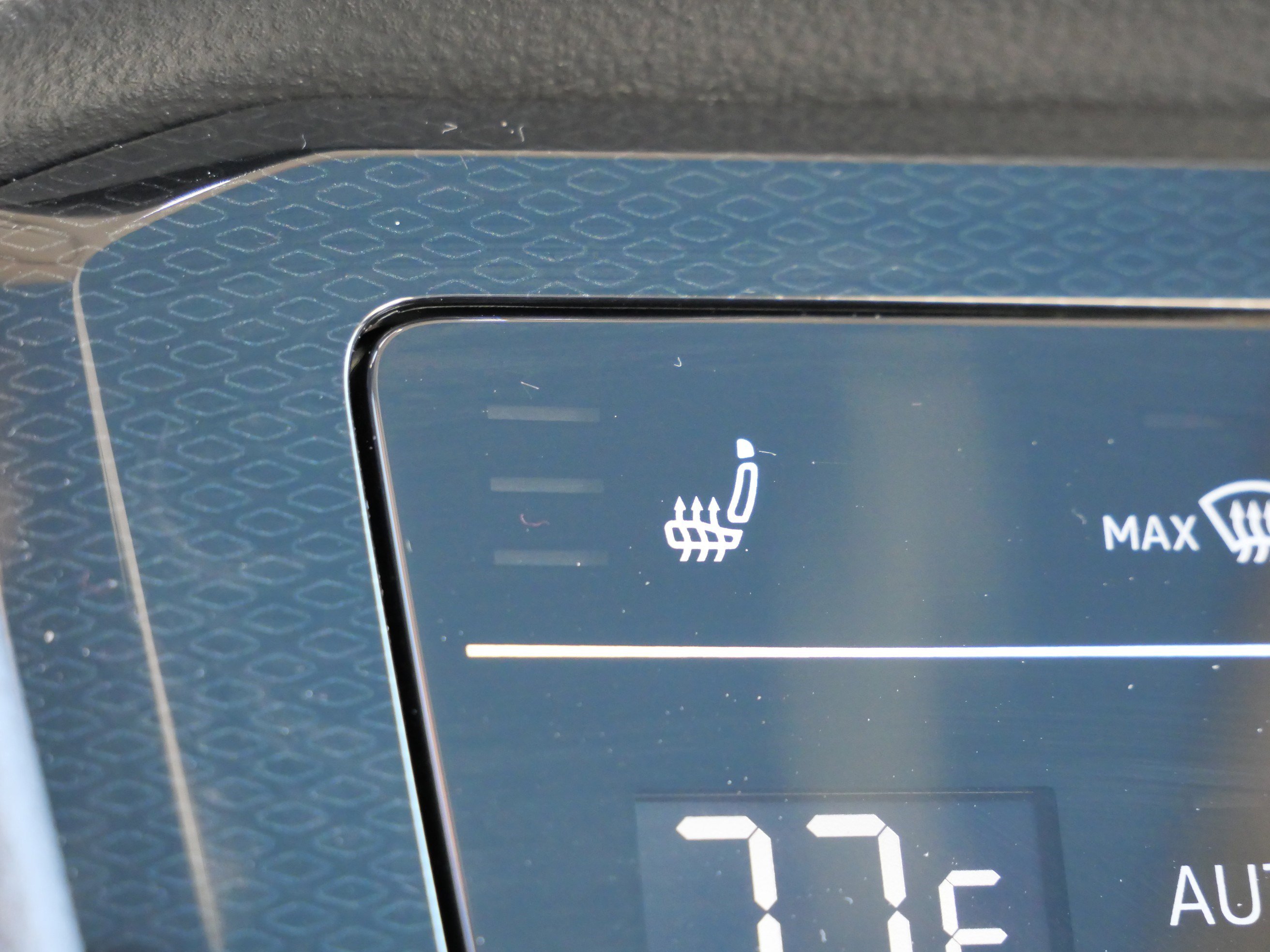 Certified 2025 Volkswagen Taos SE image 30