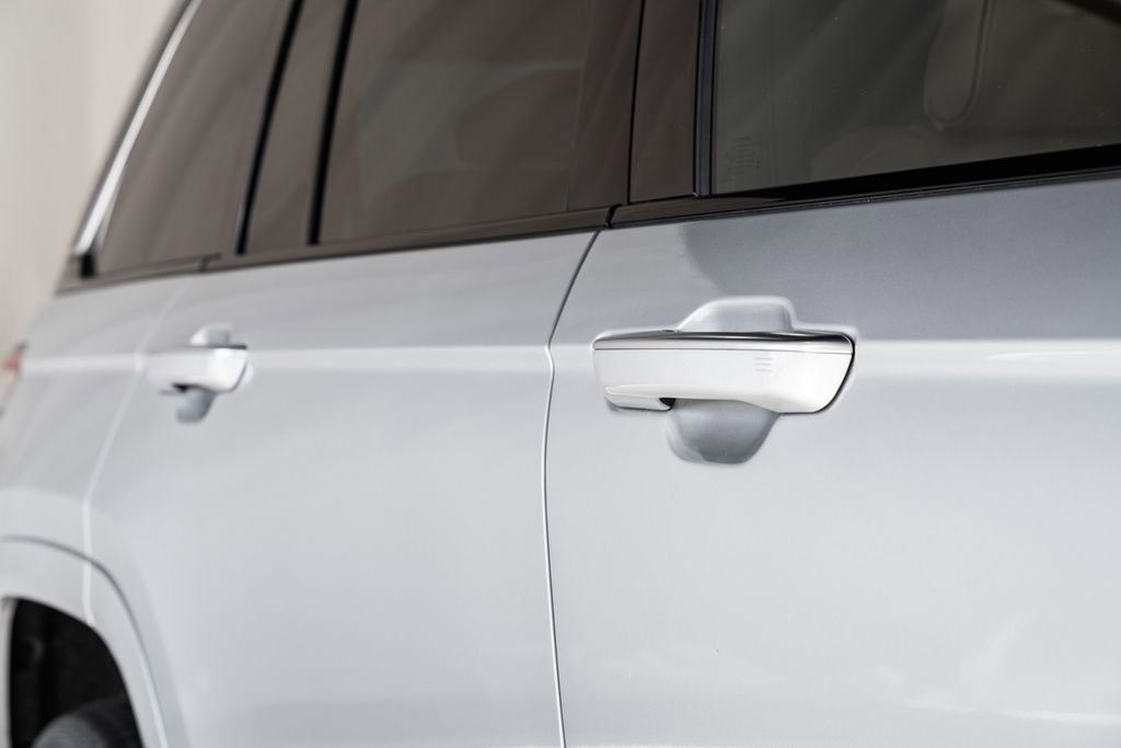 New 2025 Jeep Grand Cherokee Summit image 15