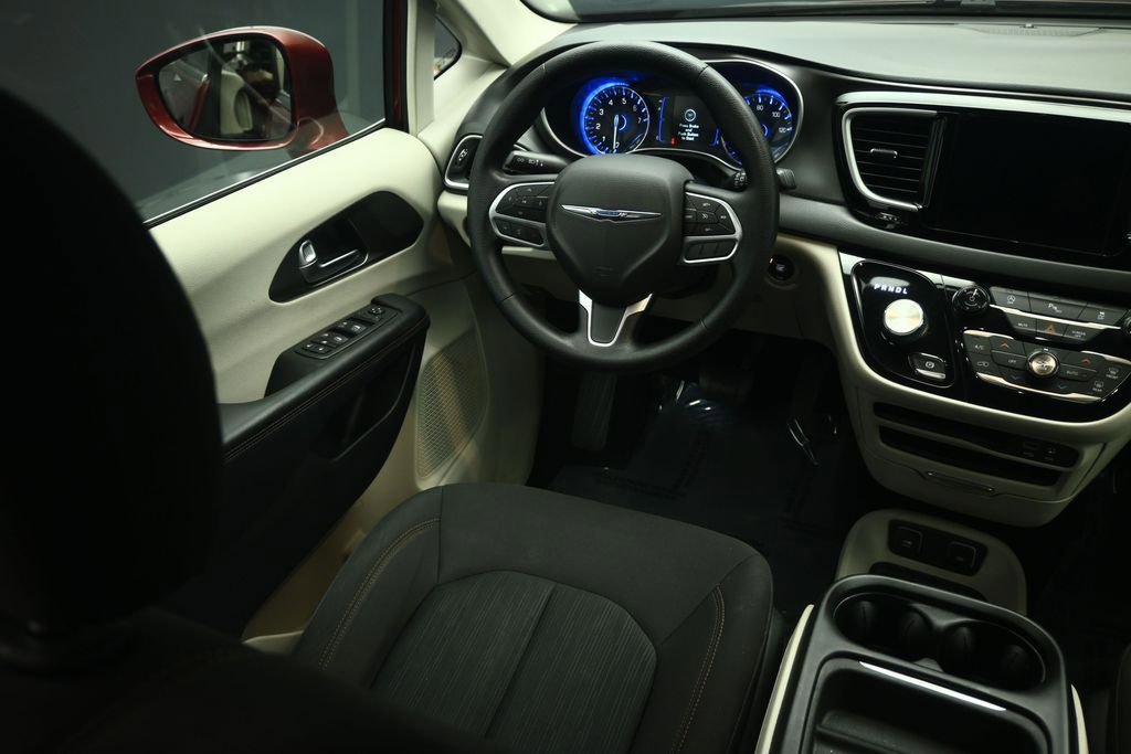 Used 2020 Chrysler Pacifica Touring w/ Tire & Wheel Group FWD image 43