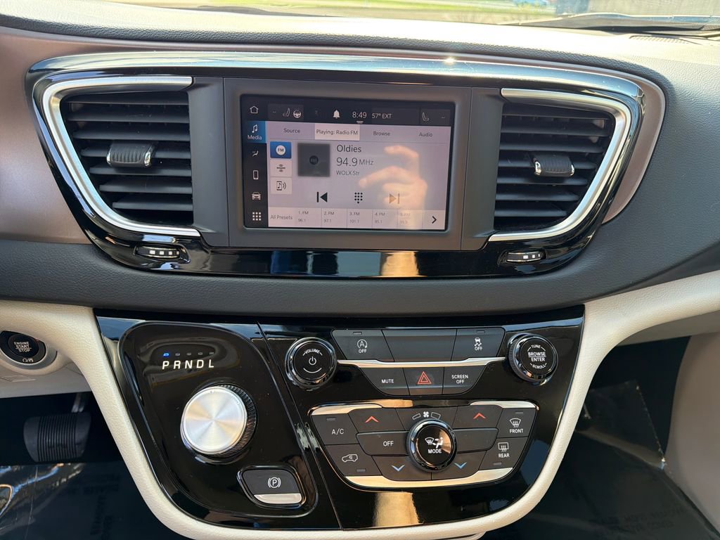 Used 2023 Chrysler Voyager LX image 18