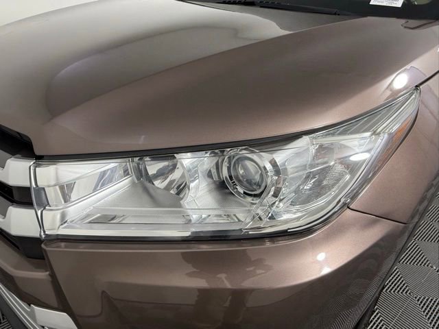 Used 2019 Toyota Highlander XLE FWD image 11