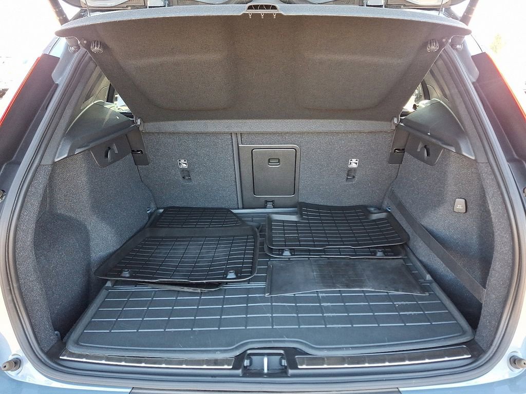 Used 2020 Volvo XC40 T5 R-Design w/ Protection Package Premier image 34