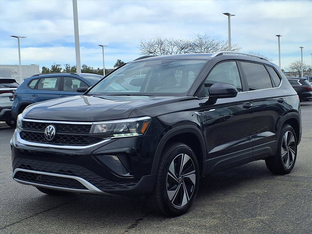 Certified 2024 Volkswagen Taos SE image 2