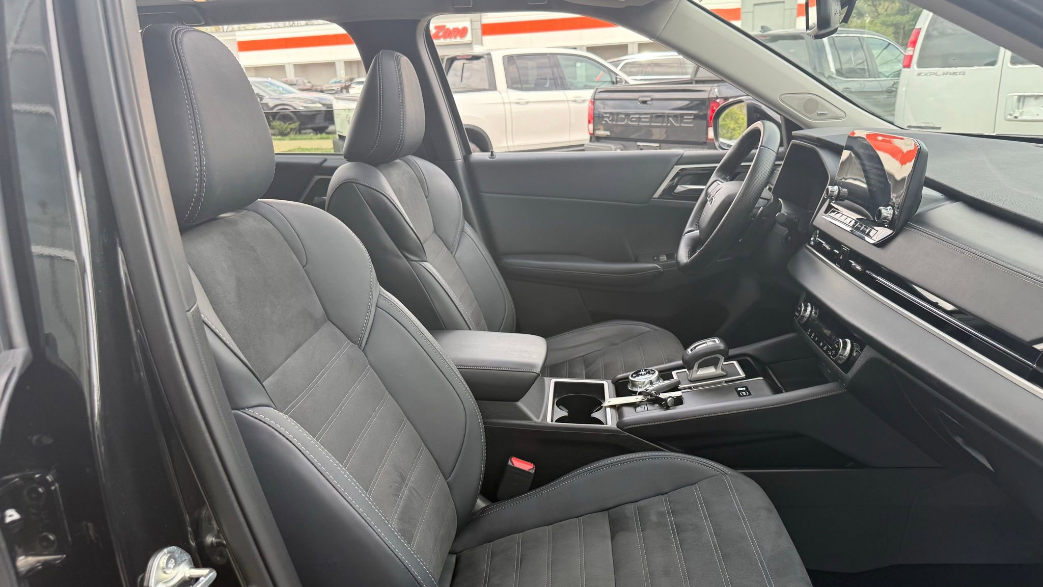 Used 2024 Mitsubishi Outlander SE image 23