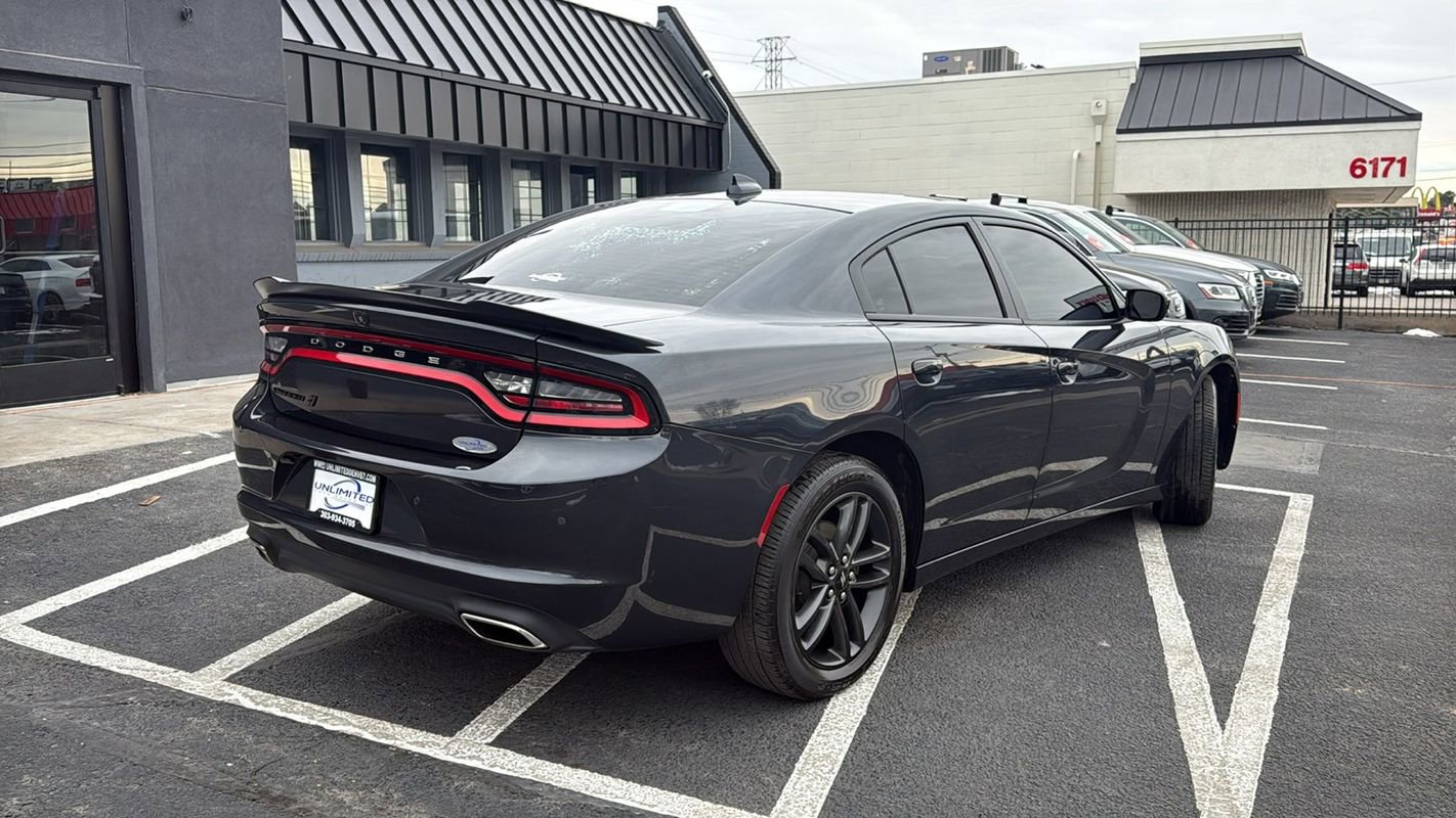 Used 2019 Dodge Charger SXT w/ Blacktop Package image 3