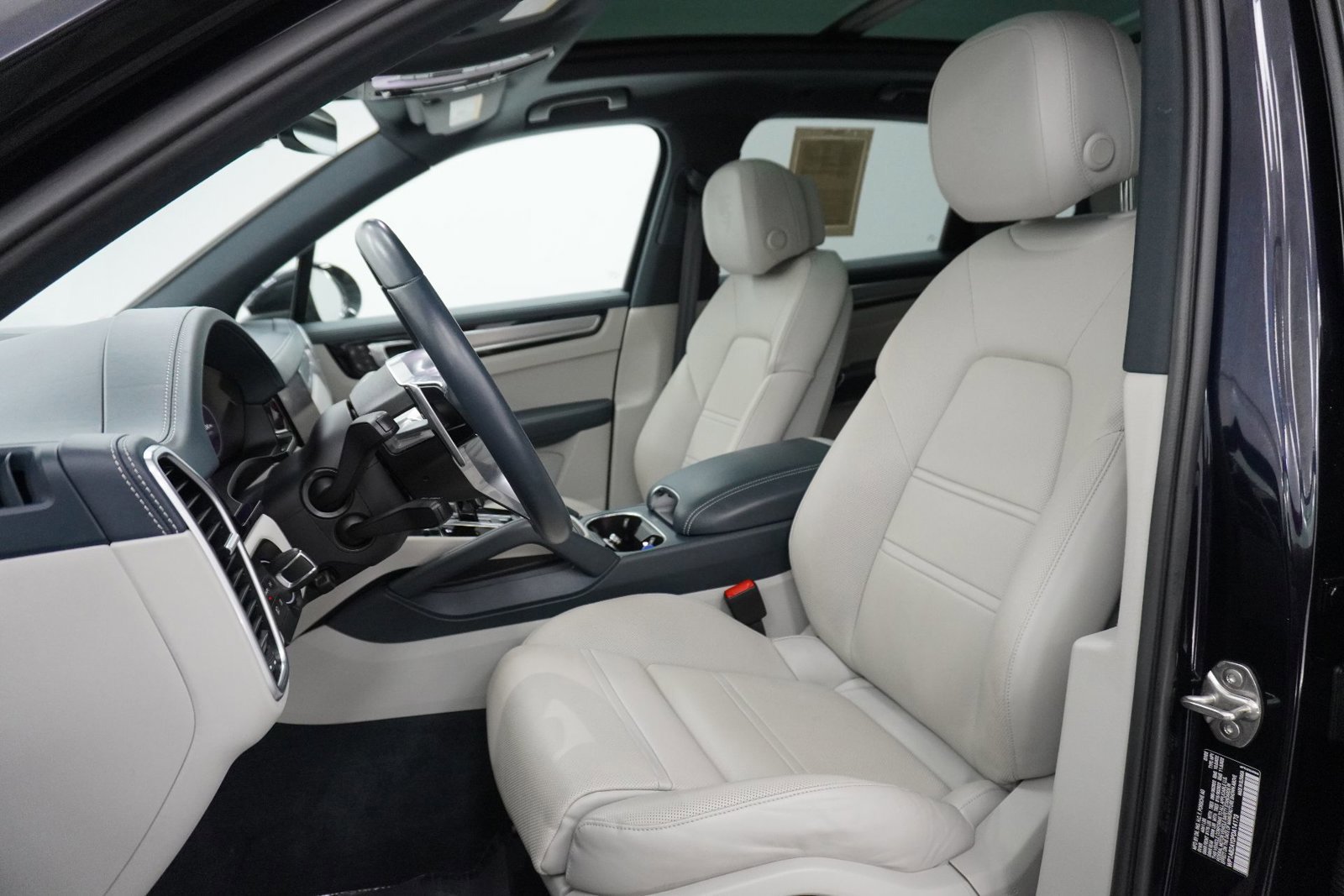 Certified 2023 Porsche Cayenne S image 5