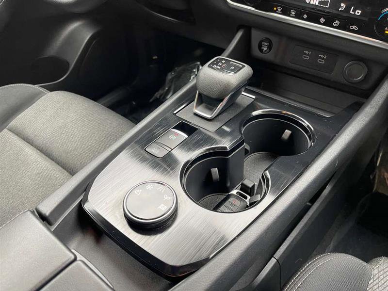 Used 2024 Nissan Rogue SV image 25