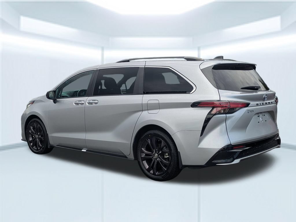 Used 2024 Toyota Sienna XSE FWD image 3