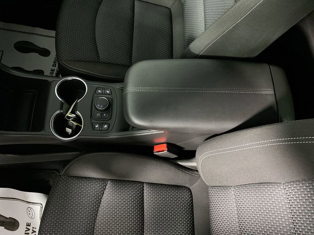 Used 2023 GMC Terrain SLE w/ Driver Convenience Package image 20