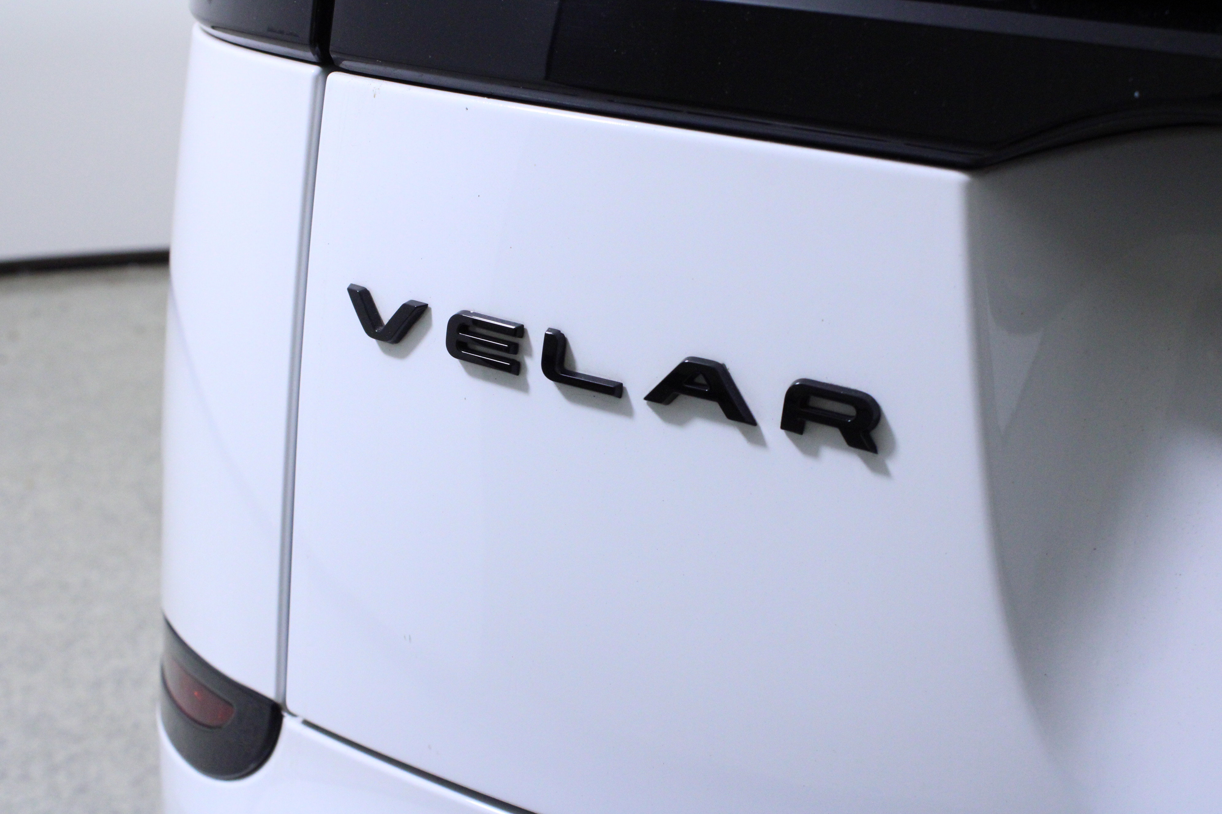 Used 2023 Land Rover Range Rover Velar R-Dynamic S image 9