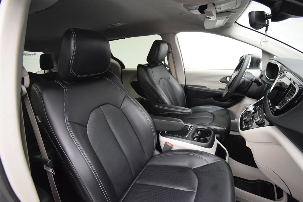 Used 2023 Chrysler Pacifica Touring-L FWD image 19