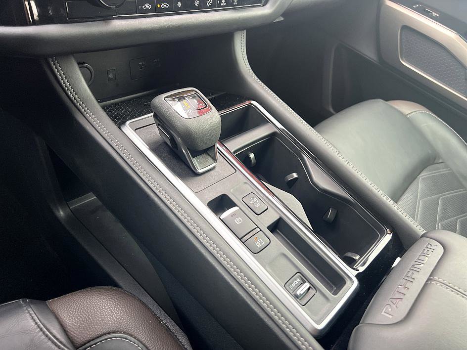 Certified 2024 Nissan Pathfinder Platinum w/ Black Appearance Package image 26