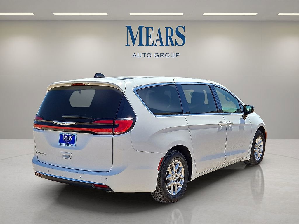 Used 2025 Chrysler Pacifica Select image 5