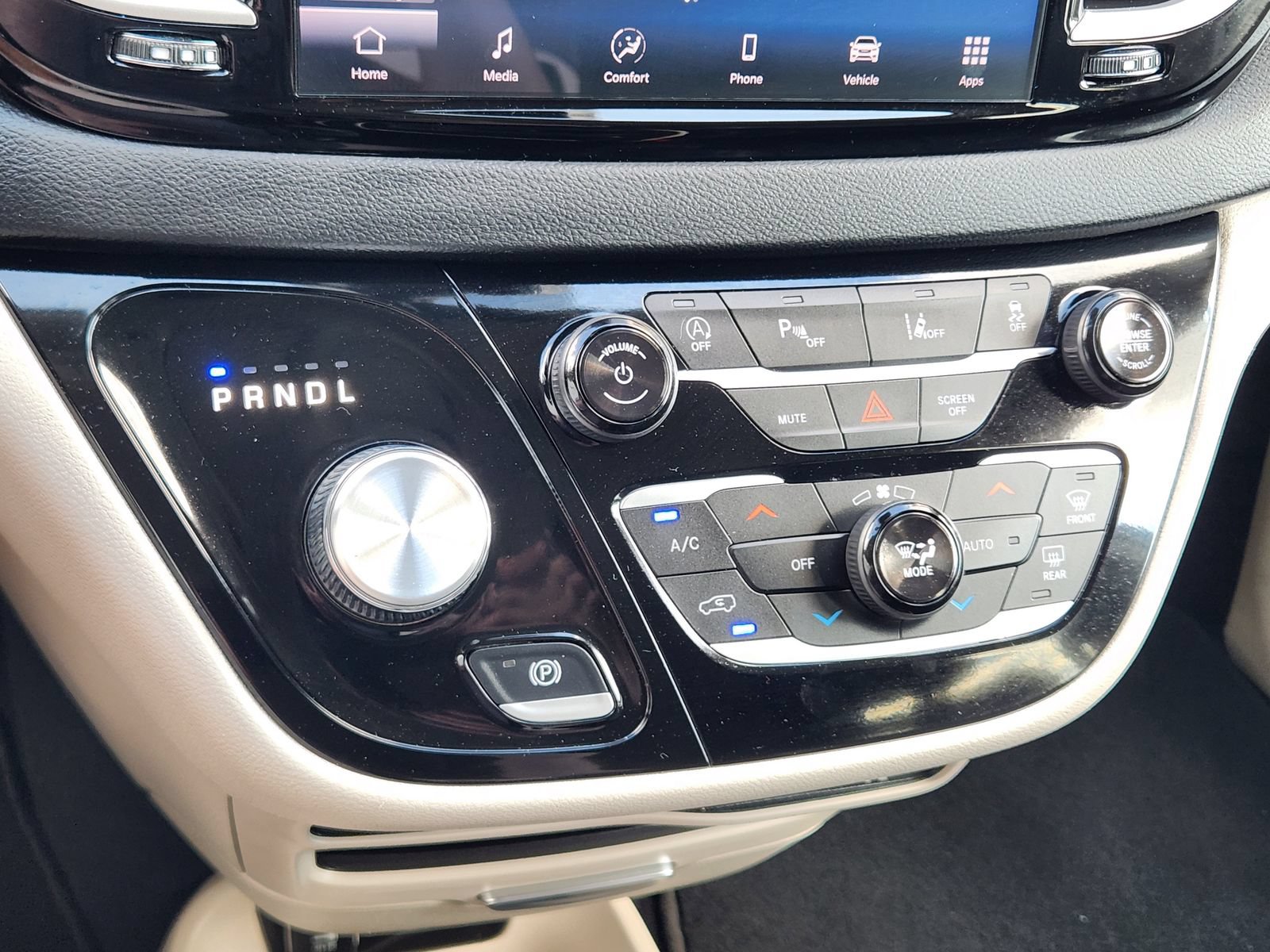Used 2024 Chrysler Pacifica Touring-L FWD image 20