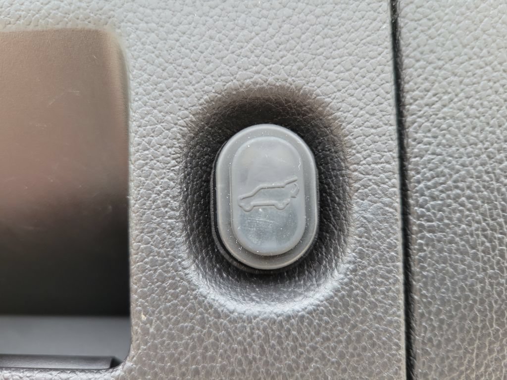 Used 2017 Cadillac Escalade Luxury AWD/4WD image 9