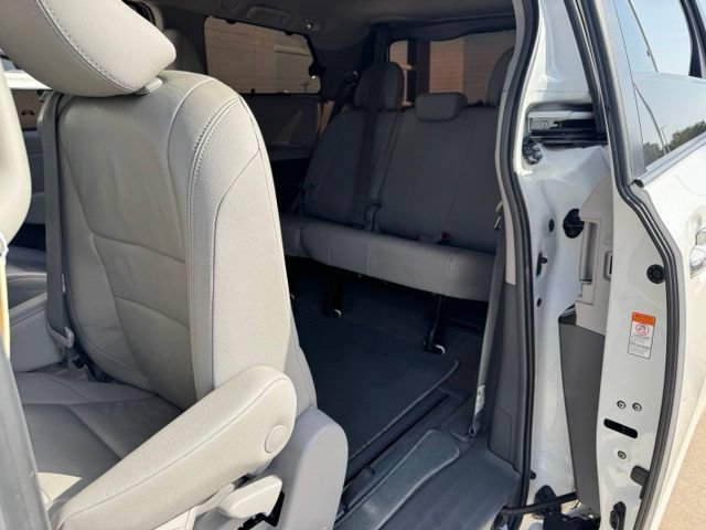 Used 2018 Toyota Sienna XLE Premium FWD image 24