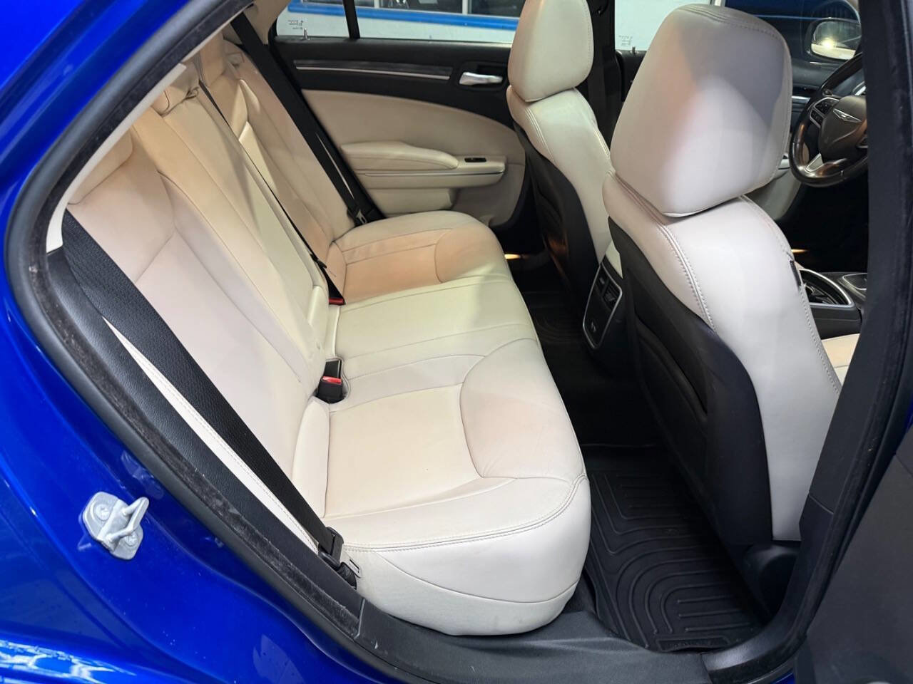 Used 2018 Chrysler 300 Touring L AWD/4WD image 19