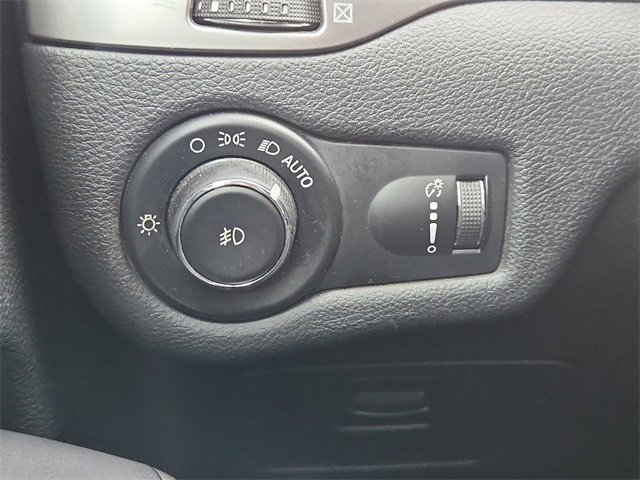 Used 2019 Jeep Cherokee Latitude w/ Popular Appearance Group image 16