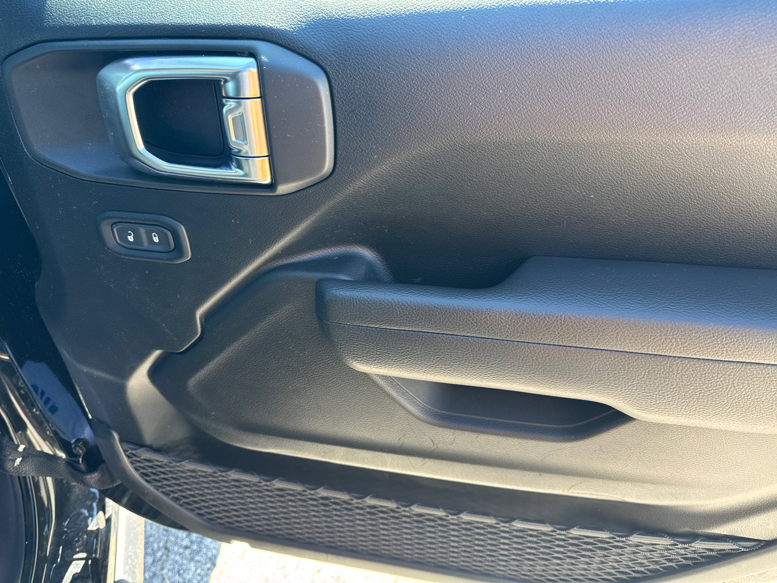 Used 2025 Jeep Wrangler Unlimited Rubicon 4xe w/ Convenience Group AWD/4WD image 14