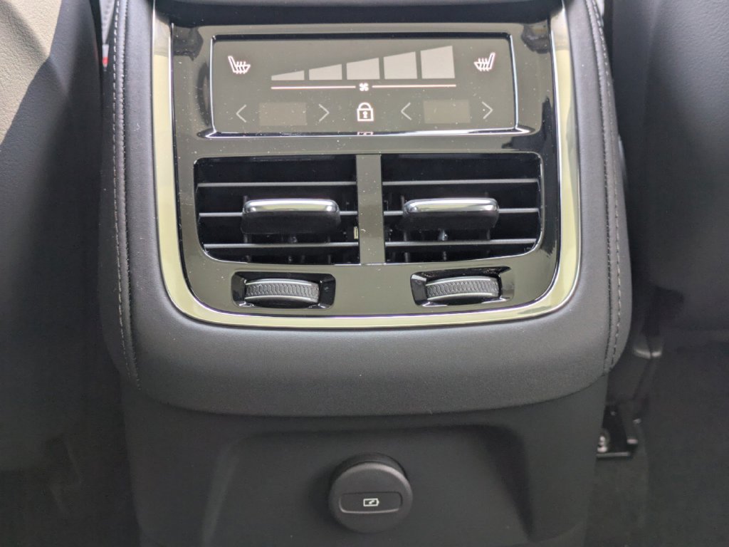 New 2025 Volvo XC90 T8 Core w/ Climate Package AWD/4WD image 16