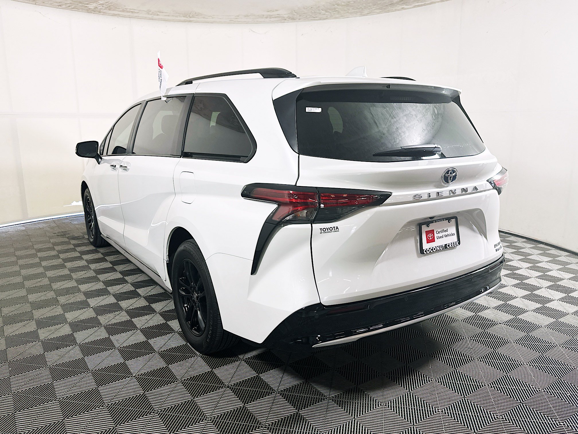 Used 2023 Toyota Sienna Limited FWD image 5