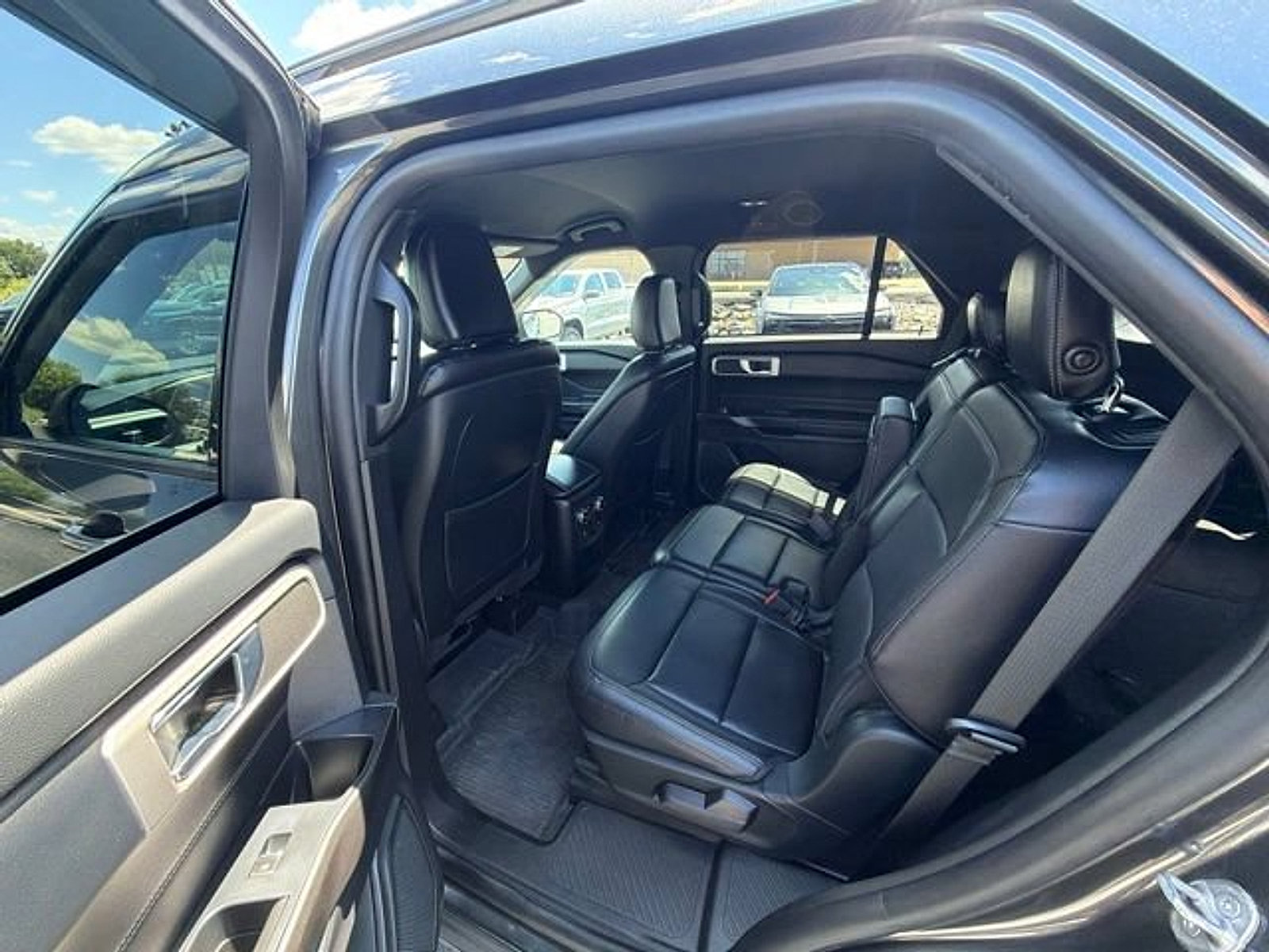 Used 2020 Ford Explorer XLT w/ Equipment Group 202A AWD/4WD image 26