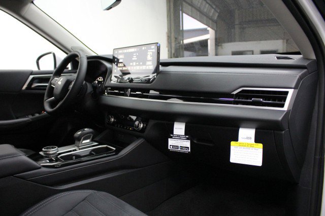 New 2026 Mitsubishi Outlander SE image 17