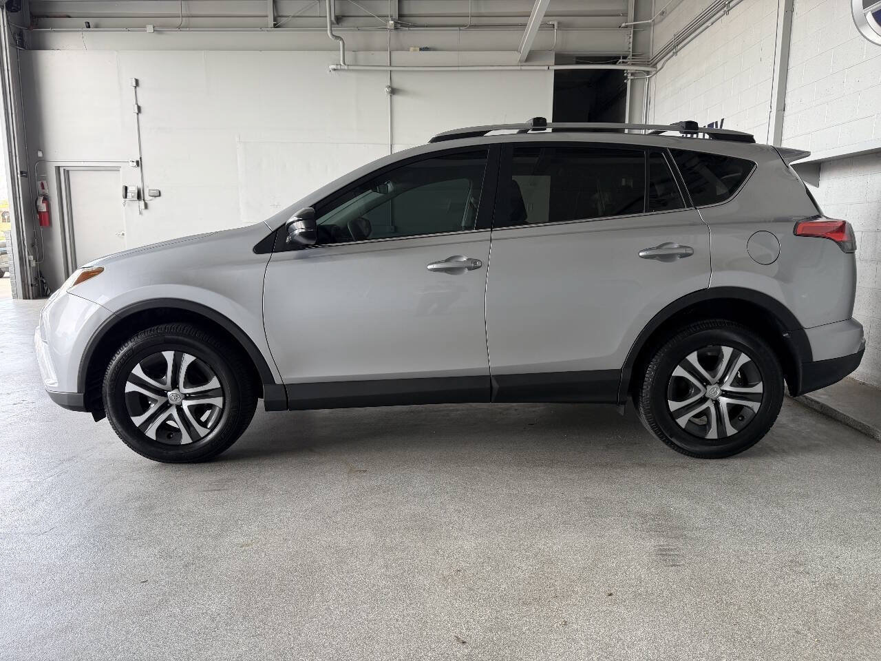 Used 2017 Toyota RAV4 LE w/ Carpet Mat Package AWD/4WD image 9