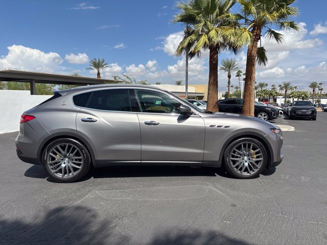 Used 2017 Maserati Levante AWD/4WD image 4