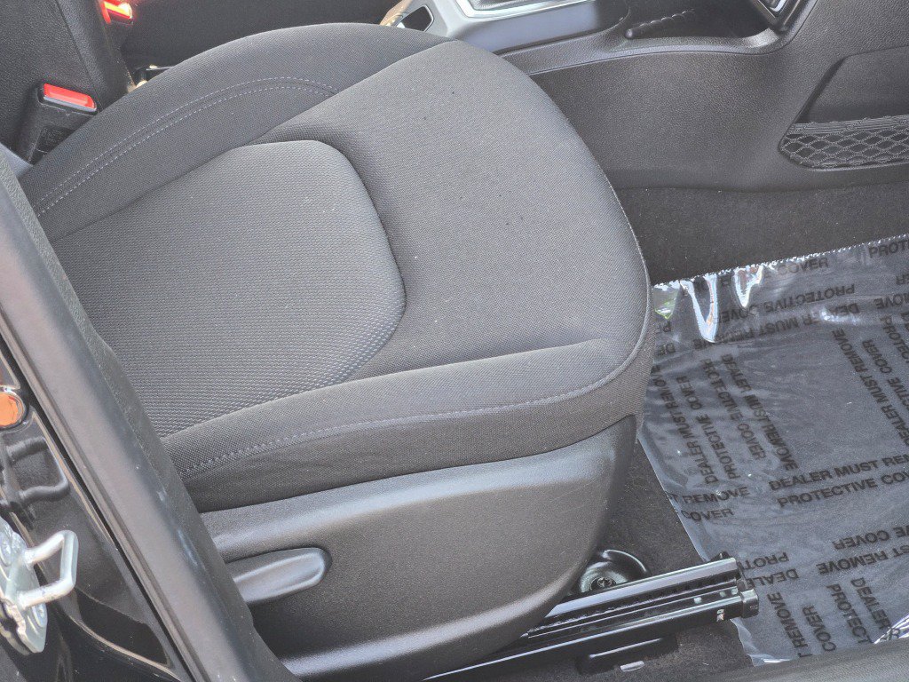 Used 2023 Jeep Renegade Latitude AWD/4WD image 7