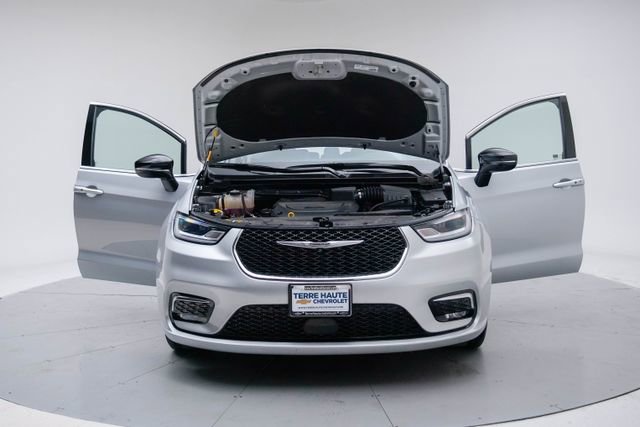 Used 2024 Chrysler Pacifica Touring-L image 16