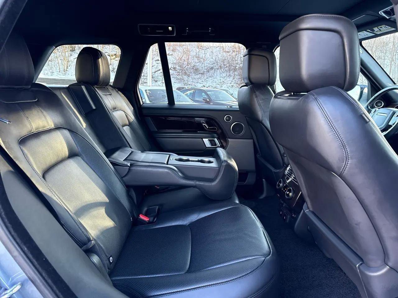 Used 2020 Land Rover Range Rover HSE image 32