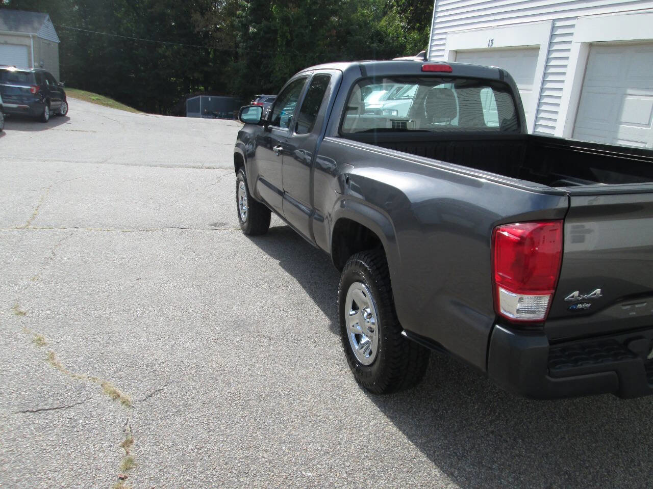 Used 2017 Toyota Tacoma SR5 image 8