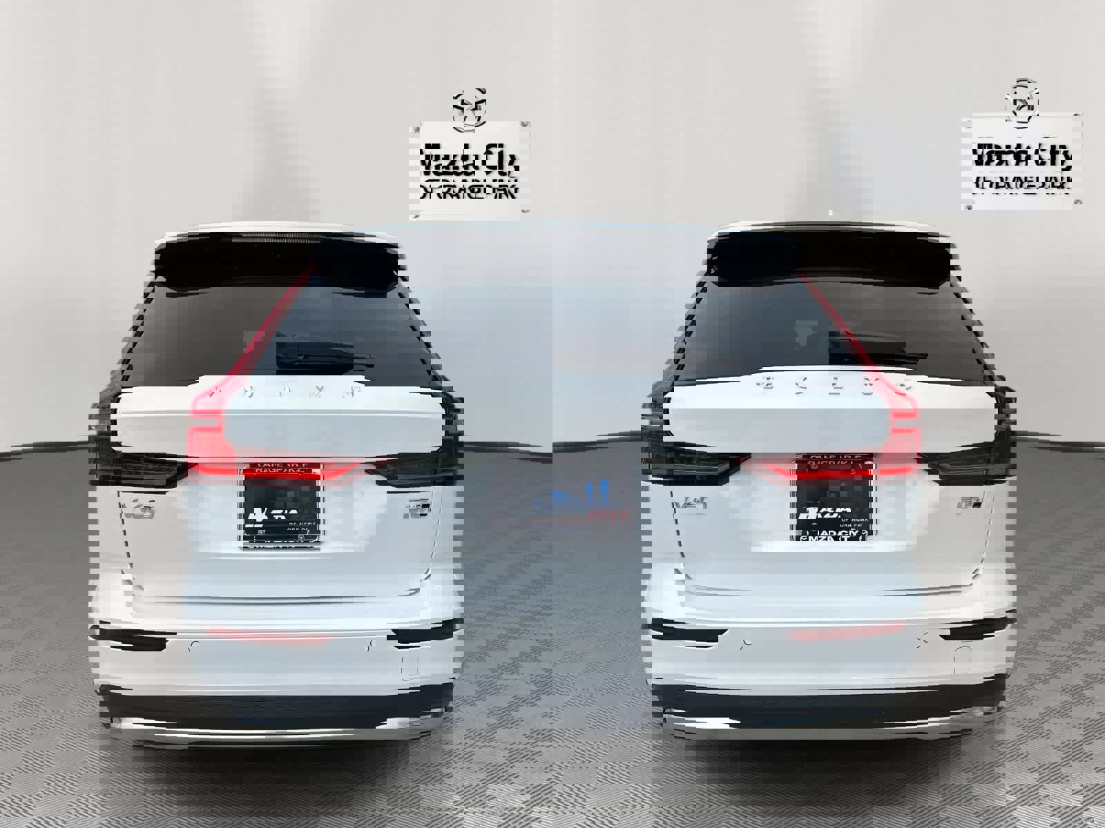 Used 2023 Volvo V60 B5 Cross Country Plus image 4