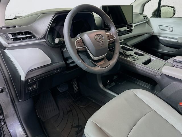 Used 2025 Toyota Sienna XLE image 10