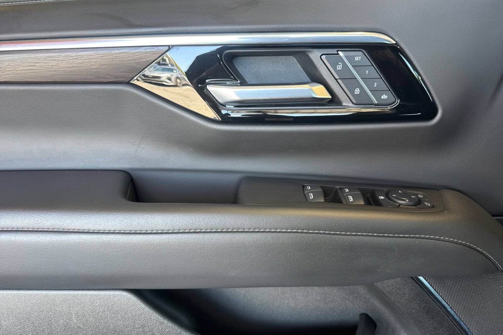 Used 2025 Chevrolet Suburban LT RWD image 10