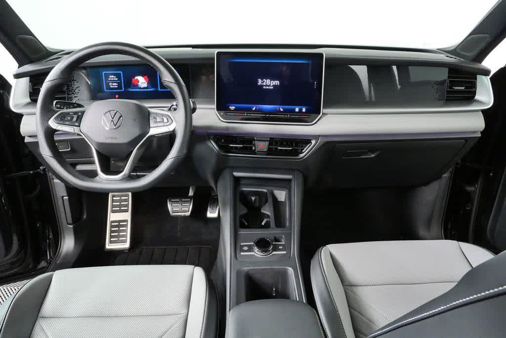 Certified 2025 Volkswagen Tiguan SE R-Line FWD image 17