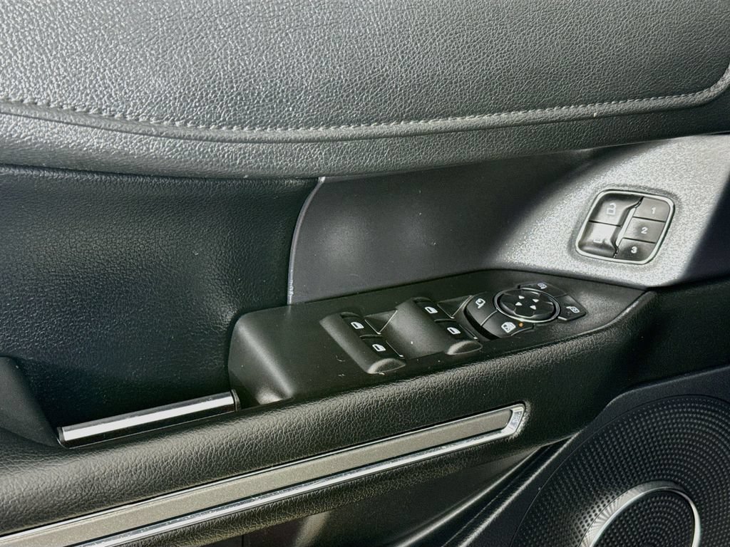 Used 2018 Ford Expedition XLT w/ Equipment Group 202A AWD/4WD image 19