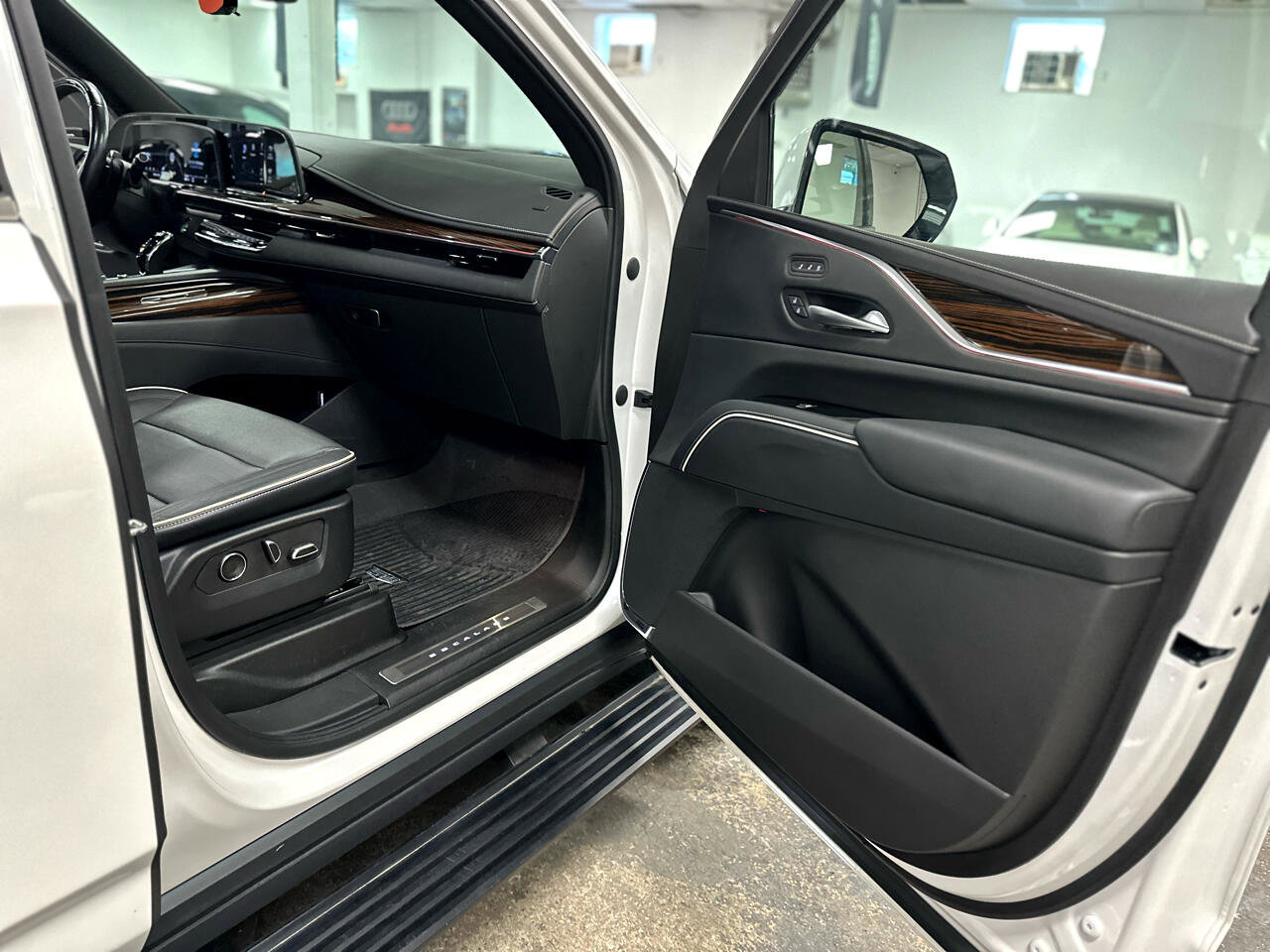 Used 2023 Cadillac Escalade Premium Luxury w/ Performance Package image 30