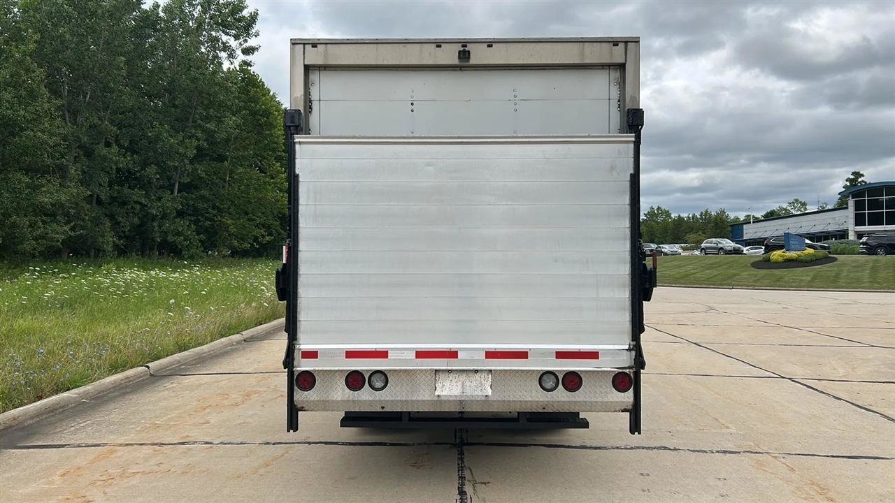 Used 2018 Isuzu NPR RWD image 9