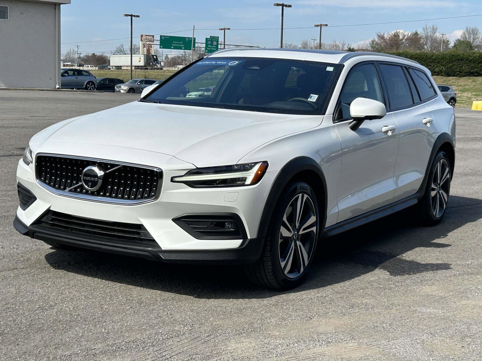 Certified 2025 Volvo V60 B5 Cross Country Plus image 7