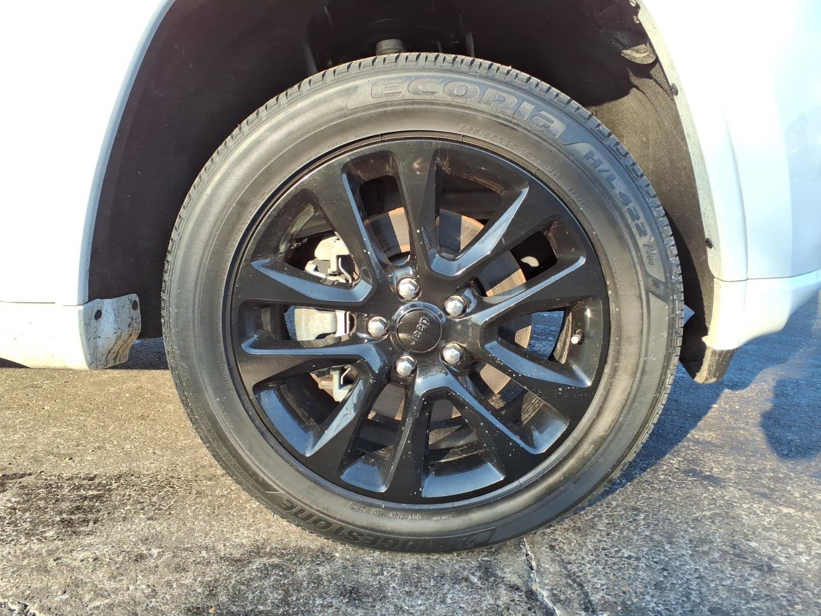 Used 2022 Jeep Grand Cherokee Laredo X image 9