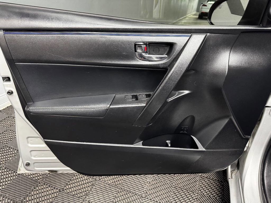 Used 2019 Toyota Corolla SE w/ Carpet Mat Package (TMS) FWD image 37