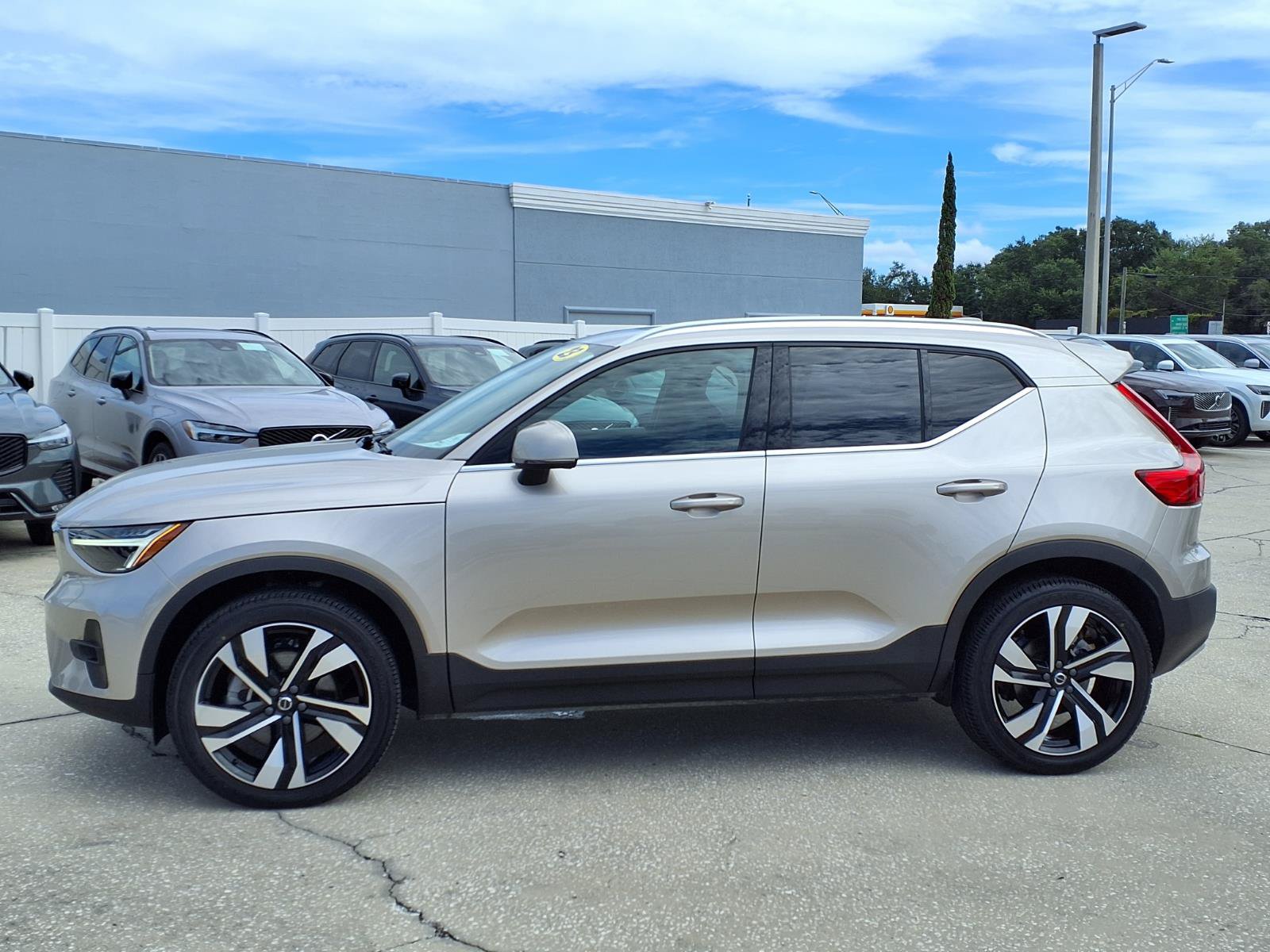 Certified 2023 Volvo XC40 B5 Plus w/ Protection Package Premier AWD/4WD image 4