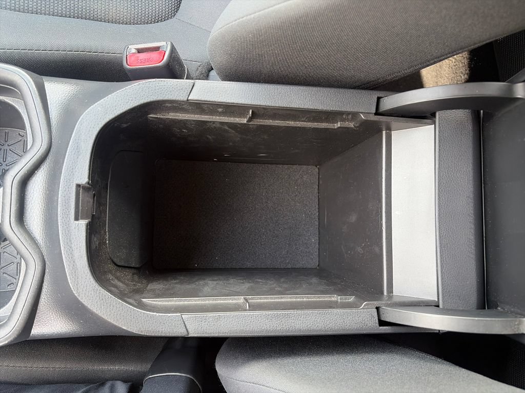 Used 2020 Toyota RAV4 LE FWD image 25
