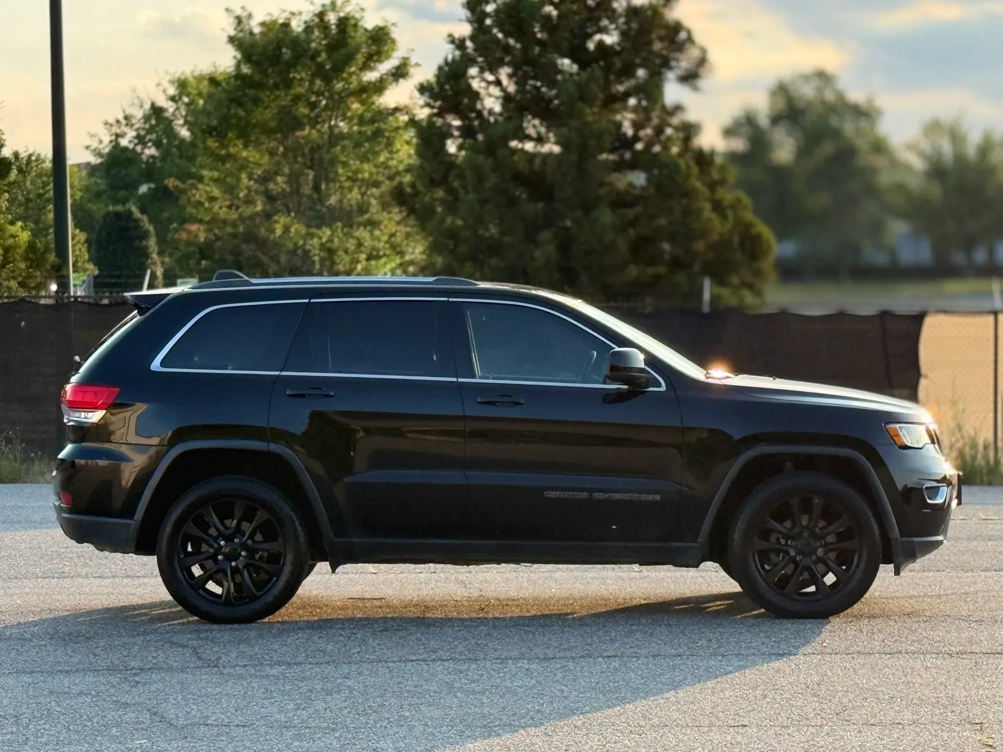 Used 2017 Jeep Grand Cherokee Laredo w/ Quick Order Package 23E AWD/4WD image 7