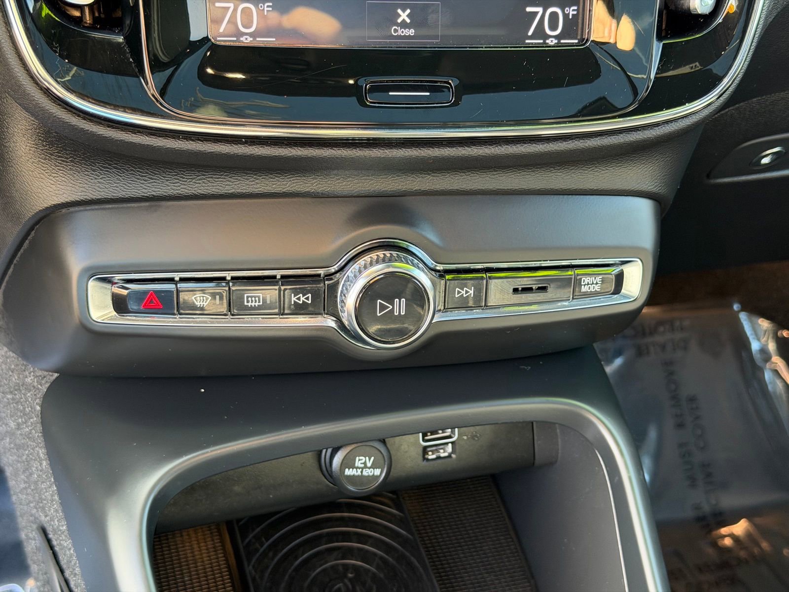 Used 2019 Volvo XC40 T4 Momentum image 26