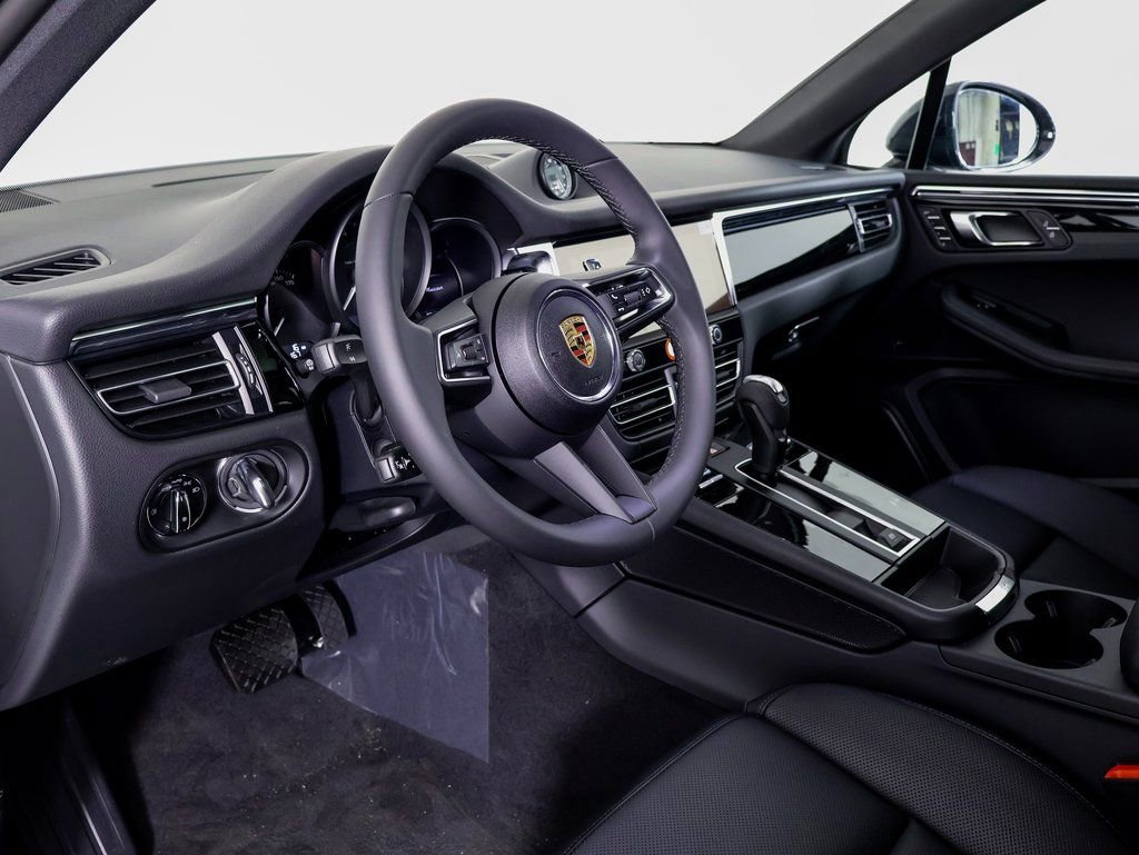 Certified 2025 Porsche Macan image 4
