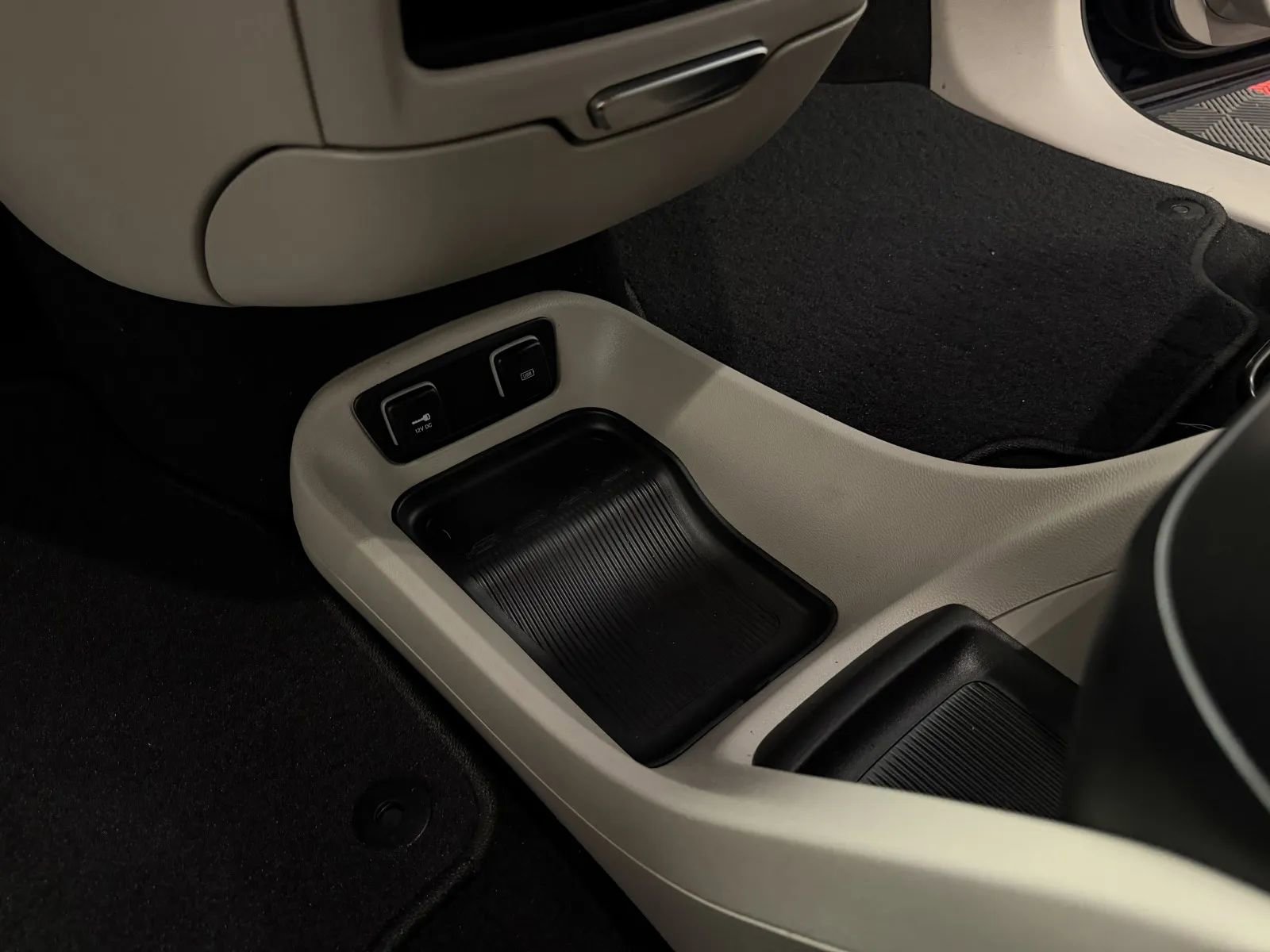 Used 2020 Chrysler Voyager Lxi FWD image 32