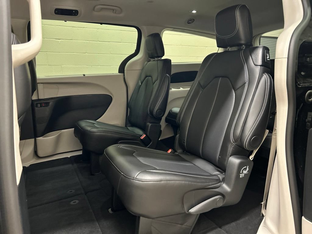 Used 2024 Chrysler Pacifica Touring-L FWD image 8